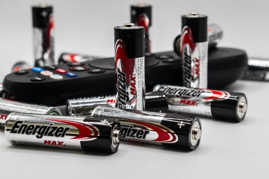 Several battery cells of different sizes lined up on a table for comparison