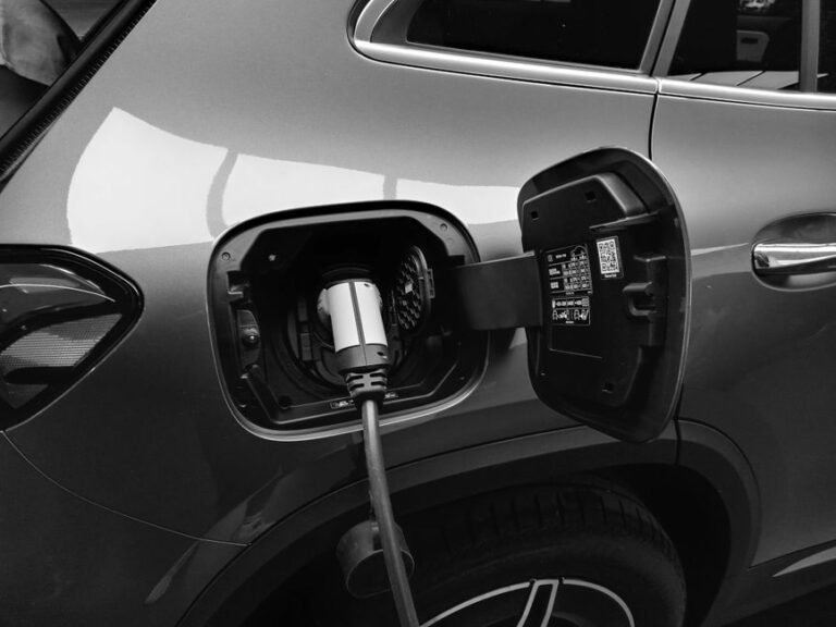Electric vehicle connected to a bidirectional home charging unit